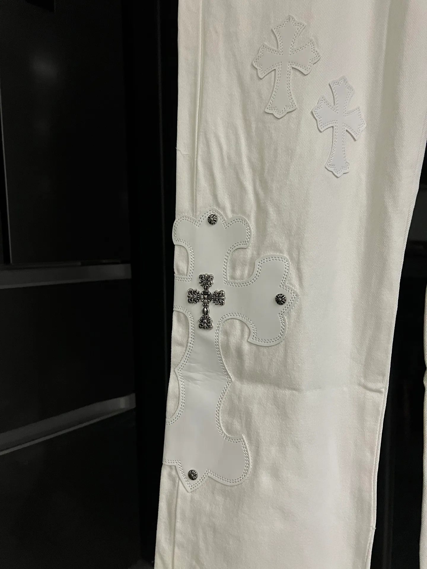 P270 [Next day] Chrome Hearts/Chrome Hearts 25FW CH top denim large cross leather jeans (white) Chrome Hearts is the most popular color pants. Made of beaded canvas fabric, heavy washing makes the upper body of the fabric more textured and the pants are tall and straight! The three-dimensional cutting of the whole trousers is a masterpiece! The hardware is customized by zp. The beaded canvas fabric is thick and soft after being washed. It has good breathability. Customized small leather label. Unique design. The details are in place, simple and elegant, and the workmanship is exquisite. The whole trousers are neatly routed and the details are in place. Look for the correct version. Size: 28 30 32 34 (corresponding to s-xl) Detailed size can be found in Figure 9